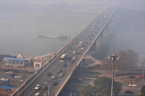 霧霾籠罩下的長沙橘子洲大橋。新華社記者 龍弘濤 攝