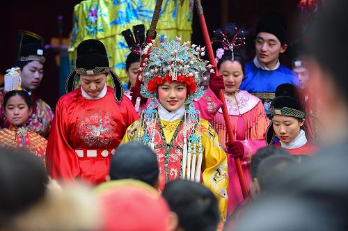 1月31日,在第十九屆北京大觀園紅樓廟會(huì)上,演員們?cè)诒硌荨对菏∮H》。新華社記者 李鑫 攝
