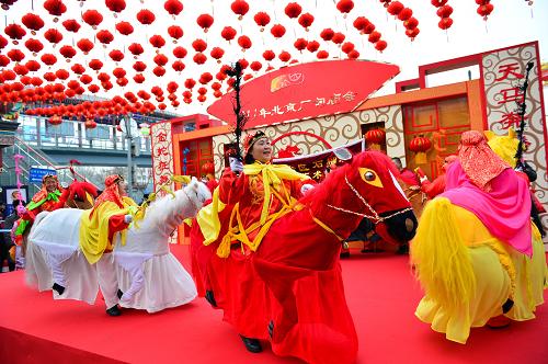 1月31日,在廠甸廟會(huì)開(kāi)幕式上,八馬藝術(shù)團(tuán)的演員在表演節(jié)目《駿馬奔騰》。新華社記者 李鑫 攝