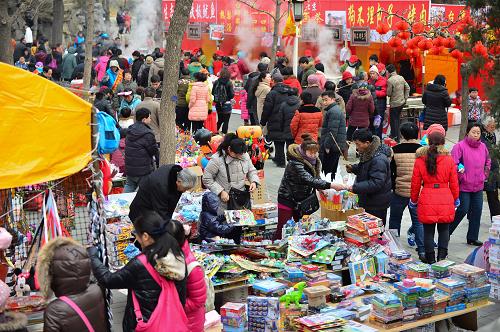 1月31日,市民、游客在北京大觀園逛廟會(huì)。新華社記者 李鑫 攝