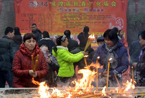 1月31日,人們在鄭州城隍廟內(nèi)敬香。新華社記者 王頌 攝
