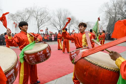 2月1日,演員們?cè)趶R會(huì)上表演。新華社記者 李賀 攝