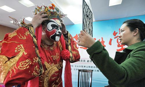 2月1日,李永順在妻子幫助下著裝準(zhǔn)備演出。新華社記者 龍弘濤 攝