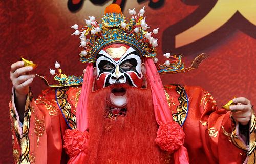 2月1日,李永順在長沙火宮殿古戲臺上為市民表演《財神送?!贰P氯A社記者 龍弘濤 攝