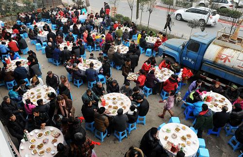 2月2日,重慶市大足區(qū)寶頂鎮(zhèn)通遠村一家農(nóng)戶擺起傳統(tǒng)的“壩壩席”。新華社記者 李斌 攝