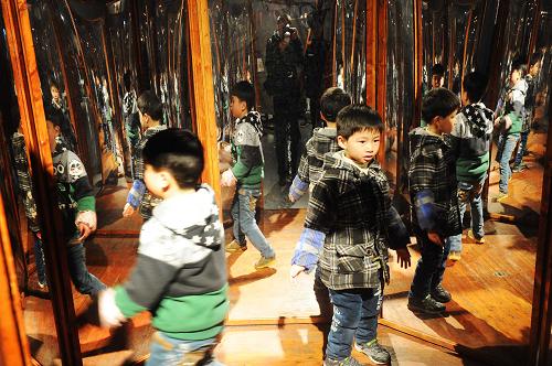 2月2日,孩子們?cè)诳萍拣^內(nèi)體驗(yàn)多面鏡。當(dāng)日是大年初三,重慶科技館內(nèi)人流涌動(dòng),許多市民利用假期帶著小孩到科技館內(nèi)參觀、體驗(yàn)、增長(zhǎng)知識(shí),激發(fā)孩子對(duì)科技的興趣,度過(guò)一個(gè)有意義的假期。新華社記者 李健 攝