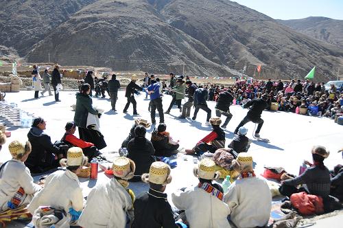 2月1日,西藏日喀則地區(qū)東嘎鄉(xiāng)曲龍村村民在進(jìn)行拔河比賽。新華社記者 堅(jiān)贊 攝