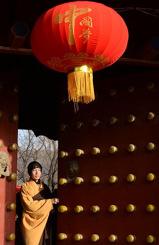 2月2日,八大處?kù)`光寺的大和尚在“開(kāi)山門(mén)”儀式上打開(kāi)大門(mén),迎接游客。北京八大處新春祈福廟會(huì)在“消失”百年之后,今年在八大處公園再次與百姓見(jiàn)面。從正月初一到十五,游客可在廟會(huì)上觀看、體驗(yàn)新年祈福大法會(huì)、靈光普照福門(mén)開(kāi)、花會(huì)表演、敲福鼓、走福門(mén)等十七項(xiàng)主題系列活動(dòng),感受老北京廟會(huì)文化。新華社記者 李俊東 攝