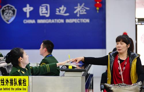 2月2日,在馬尾港客運碼頭聯(lián)檢大廳邊檢柜臺,一名返鄉(xiāng)的“大陸新娘”通過綠色通道通關(guān)。當(dāng)日是農(nóng)歷正月初三,承擔(dān)“兩馬”(福州馬尾-馬祖)航線春運任務(wù)的“安麒”輪駛抵福州馬尾港客運碼頭。船上的149名旅客中,66名是因大霧被迫推遲一天回娘家的“大陸新娘”。為此,福州邊檢站等碼頭聯(lián)檢部門專門開設(shè)了綠色通道,為她們提供便捷的通關(guān)服務(wù)。新華社記者 魏培全 攝