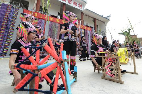 2月2日,廣西壯族自治區(qū)百色市右江區(qū)陽圩鎮(zhèn)布林村壯族群眾在村文化活動中心展演民俗風(fēng)情。當(dāng)日是大年初三,廣西百色布林村壯族群眾舉行春節(jié)文化展演活動。人們穿著節(jié)日盛裝,參加跳農(nóng)家舞、唱山歌、擺鬧春宴、舞獅、拔河等民俗活動,歡度新春佳節(jié)。新華社發(fā)(韋萬忠 攝)
