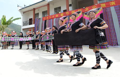 2月2日,廣西壯族自治區(qū)百色市右江區(qū)陽圩鎮(zhèn)布林村壯族婦女在村文化中心表演民族歌舞。新華社發(fā)(韋萬忠 攝)