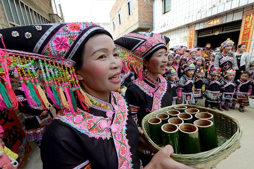 2月2日,廣西壯族自治區(qū)百色市右江區(qū)陽圩鎮(zhèn)布林村壯族群眾在村頭托著酒杯唱迎賓山歌。新華社發(fā)(韋萬忠 攝)