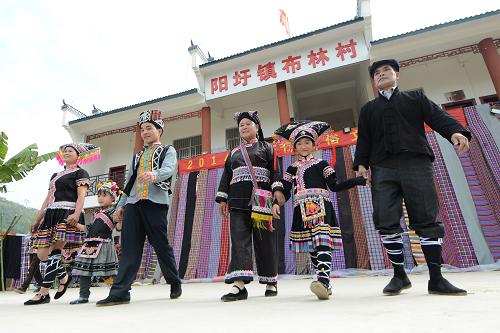 2月2日,廣西壯族自治區(qū)百色市右江區(qū)陽圩鎮(zhèn)布林村壯族群眾在村文化活動中心展示壯族傳統(tǒng)服飾。新華社發(fā)(韋萬忠 攝)