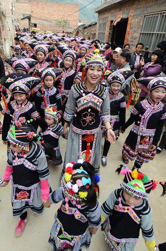 2月2日,廣西壯族自治區(qū)百色市右江區(qū)陽圩鎮(zhèn)布林村壯族群眾參加鬧春活動。新華社發(fā)(韋萬忠 攝)