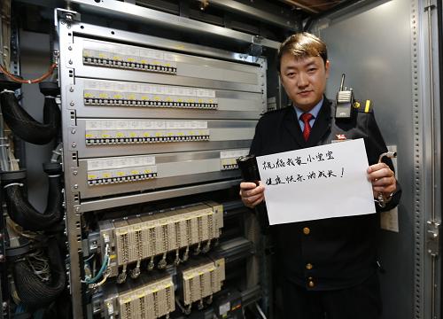 呂忠日,機械師,33歲,工作13年,家在遼寧沈陽,他的新年愿望是:“祝福我家小寶寶健康快樂的成長”(2月2日攝)。新華社記者 張玉薇 攝