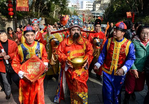 2月4日,“財(cái)神”送福隊(duì)伍在巡游中。當(dāng)日是大年初五,杭州清河坊舉行開市迎“財(cái)神”活動(dòng),送福隊(duì)伍巡游河坊街和南宋御街,向開門營(yíng)業(yè)的商戶以及市民、游客拜年。新華社記者 韓傳號(hào) 攝