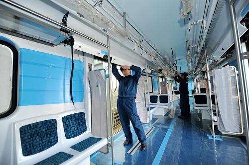 2月4日,北車長(zhǎng)客工人在為巴西EMU城鐵列車安裝電氣設(shè)備。新華社記者 張楠 攝