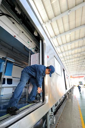 2月4日,北車長(zhǎng)客工人在裝配巴西EMU城鐵列車。新華社記者 張楠 攝
