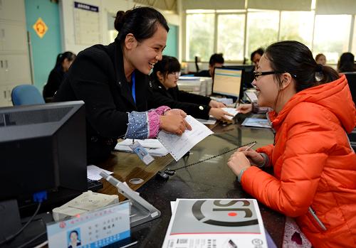 2月7日,福州住房公積金管理中心工作人員(左)為市民辦理離職提取公積金業(yè)務(wù)。當(dāng)日是馬年春節(jié)后上班第一天,福州市效能辦工作人員通過明察暗訪、查閱考勤資料、電話抽查等方式,對(duì)市直單位工作人員的到崗在位情況、服務(wù)態(tài)度、辦事效率等進(jìn)行專項(xiàng)督查,督促工作人員迅速進(jìn)入工作狀態(tài),保證節(jié)后各項(xiàng)工作正常有序開展。新華社記者 張國(guó)俊 攝