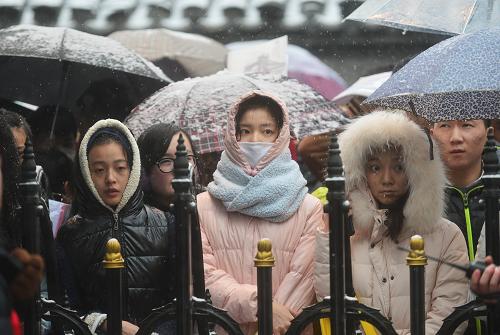 2月7日,在中央戲劇學(xué)院大門外,考生在等待進入考場。新華社發(fā)