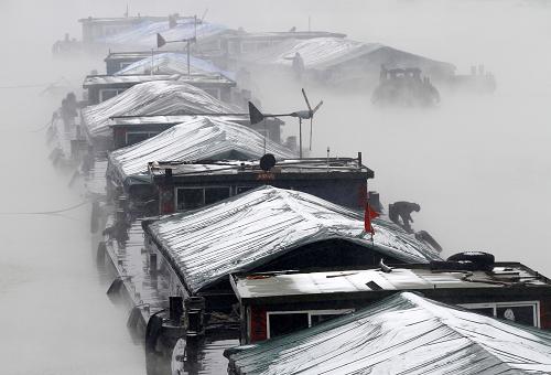 2月7日拍攝的江蘇淮安里運(yùn)河雪景。當(dāng)日,雪中的江蘇省淮安市里運(yùn)河霧氣升騰,宛如仙境。新華社發(fā)(賀敬華 攝)