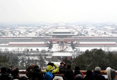 2月7日,游客在北京景山公園拍攝雪景。新華社發(fā)(楊樂(lè) 攝)