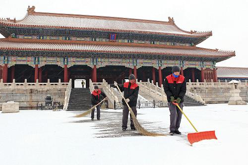 2月7日早上,北京故宮博物院的工作人員在開(kāi)門(mén)迎客前清掃積雪。新華社發(fā)(傅純榮 攝)