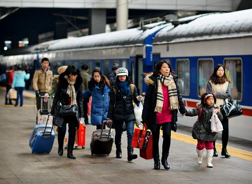 2月7日,旅客在天津火車站乘車。連日來,我國中東部地區(qū)普降雨雪,局部地區(qū)降大雪,大量旅客集中選擇鐵路出行。2月6日(正月初七),全國鐵路發(fā)送旅客835.7萬人次,同比增加117.4萬人次,增長16.3%,單日發(fā)送量創(chuàng)歷年春運新高。新華社發(fā)(楊寶森 攝)