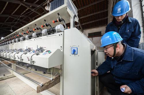 2月10日,蕭山供電公司工作人員在幫助企業(yè)檢查用電設(shè)備。近日,受冷空氣來襲和企業(yè)陸續(xù)開工等因素影響,浙江多地用電負(fù)荷連日攀升。盡管如此,杭州蕭山區(qū)供電公司仍然堅持推出復(fù)電申請“零等待”服務(wù),部分工作人員放棄休假,從大年初三、初四便值班受理業(yè)務(wù),以保證申請變壓器暫停的用戶能夠在初八以后及時復(fù)工。據(jù)了解,從大年初三至今,蕭山供電公司已先后受理近200家企業(yè)的變壓器復(fù)電業(yè)務(wù),截至10日中午,已有近100家企業(yè)享受到了“零等待”復(fù)電服務(wù)。新華社記者 徐昱 攝