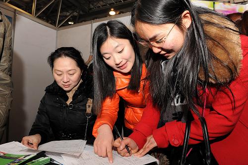 2月10日,一位受聘女青年(右一)在一家連鎖快餐店餐廳推廣代表的指導(dǎo)下填寫受聘書。當(dāng)日,2014年“全國工會(huì)就業(yè)援助月”活動(dòng)暨大型招聘會(huì)在安徽合肥啟動(dòng),來自北京、上海、山東等地近400家用工企業(yè)參加了當(dāng)天的招聘,提供就業(yè)崗位超過10萬個(gè)。新華社記者 何俊昌 攝