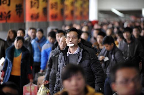 2月10日,剛剛到達(dá)廣州的乘客從廣州火車站出站。新華社記者 梁旭 攝