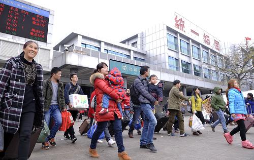 2月10日,剛剛到達(dá)廣州的乘客走出廣州火車站。新華社記者 梁旭 攝