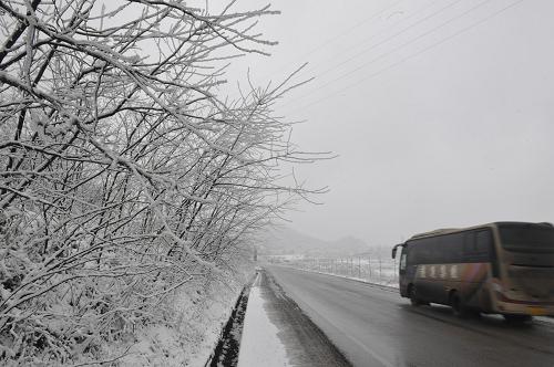 2月10日,在開(kāi)陽(yáng)縣雙流鎮(zhèn),車輛從積雪路面上經(jīng)過(guò)。新華社記者 歐東衢 攝