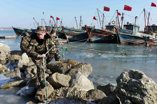 2月11日,邊防民警在山東煙臺(tái)海冰區(qū)加固船只。受連日持續(xù)降溫影響,山東煙臺(tái)養(yǎng)馬島附近海域養(yǎng)殖區(qū)2月11日結(jié)冰厚度達(dá)到5厘米,大量養(yǎng)殖魚類因缺氧死亡。當(dāng)?shù)毓策叿啦块T啟動(dòng)應(yīng)對(duì)措施,幫助養(yǎng)殖戶破冰增氧、搶救養(yǎng)殖物資。據(jù)國(guó)家海洋預(yù)報(bào)臺(tái)預(yù)報(bào),未來(lái)3天渤海和黃海北部冰情將基本維持并略有增長(zhǎng),渤海灣、萊州灣海冰范圍5海里左右,一般冰厚5厘米。新華社發(fā)(臧保東攝)