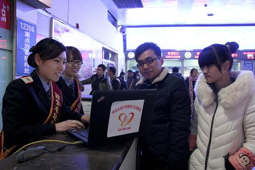 2月11日,在西安火車站售票大廳,親情服務(wù)臺(tái)工作人員為旅客講解“西安車站微助手”查詢方法。春運(yùn)期間,陜西西安火車站開通“西安車站微助手”信息平臺(tái),旅客可通過手機(jī)下載客戶端和微信關(guān)注訂閱號(hào)的方式,實(shí)時(shí)查詢余票、列車正晚點(diǎn)、車站公告等信息,并可在線咨詢、預(yù)約重點(diǎn)旅客幫扶等服務(wù)。截至2月11日,“西安車站微助手”微信關(guān)注量已達(dá)4000余人次,預(yù)約幫扶親情服務(wù)36次。新華社發(fā)(唐振江 攝)