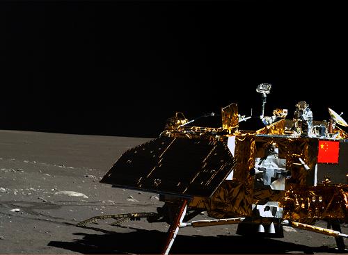 “玉兔”號(hào)月球車在第三月晝開展了定點(diǎn)探測,圖為其搭載的全景相機(jī)(左相機(jī))獲得的著陸器及月面彩色圖像。新華社發(fā)(國防科工局供圖)