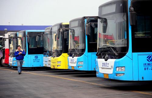 2月23日,一名沈陽市民從清潔能源環(huán)保公交車旁經(jīng)過。近日,沈陽市2014年首批更新的20輛LNG(液化天然氣)清潔能源環(huán)保車在該市800路公交線路上投入運(yùn)營(yíng)。據(jù)了解,2014年沈陽將更新200輛清潔能源環(huán)保公交車,使該市5000輛公交車中清潔能源環(huán)保車達(dá)到1000輛。隨著城市環(huán)境問題日益突出,以LNG為燃料的新能源汽車因經(jīng)濟(jì)、安全、環(huán)保等優(yōu)點(diǎn)而受到青睞。沈陽市打造“藍(lán)天工程”,公交線路不再采購柴油車,全部改購新能源和清潔能源公交車,倡導(dǎo)綠色環(huán)保出行。新華社發(fā)(張文魁 攝)