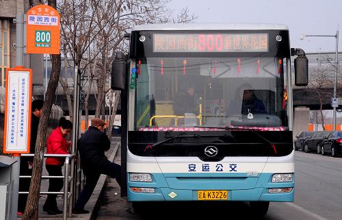 2月23日,市民登上沈陽市800路清潔能源環(huán)保公交車。新華社發(fā)(張文魁 攝)