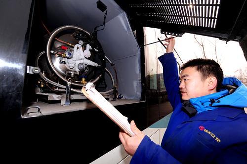 2月23日,工作人員在對(duì)沈陽市800路清潔能源環(huán)保公交車進(jìn)行日常維護(hù)。新華社發(fā)(張文魁 攝)