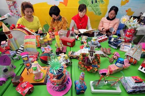 2月26日,山東省棗莊市君山路小學(xué)幼兒園的教師在制作“環(huán)保教(玩)具”。新學(xué)期伊始,山東省棗莊市君山路小學(xué)幼兒園的教師把在寒假中收集到的包裝盒、飲料瓶等生活中無(wú)毒的廢舊物品制作成“環(huán)保教(玩)具”,倡導(dǎo)低碳生活理念,培養(yǎng)孩子們從小養(yǎng)成勤儉節(jié)約的好習(xí)慣。新華社發(fā)(孫中喆 攝)