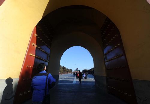 2月27日,游客在北京天壇公園游覽。2月27日,在空氣重污染預警持續(xù)生效156個小時后,北京迎來久違的藍天白云。據(jù)北京市環(huán)境保護監(jiān)測中心介紹,北京此輪重污染過程共持續(xù)7天,時長超過去年1月大范圍重污染過程,呈現(xiàn)出來勢快、時間長、范圍廣、程度重的特點。新華社記者 公磊 攝