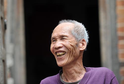 在廣西賀州市鐘山縣紅花鎮(zhèn)燕子村,75歲的五保老人楊茂湖坐在自家門口(2013年10月26日攝)。新華社記者 陸波岸 攝