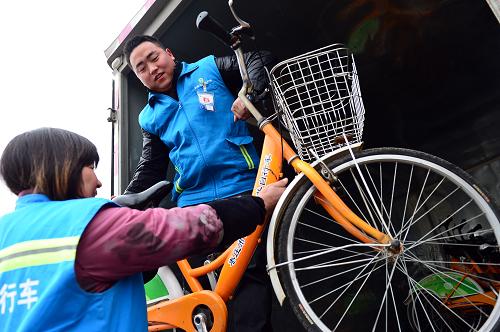 2月27日,在山東省棗莊市薛城區(qū),外包公司工作人員在公共自行車(chē)站點(diǎn)進(jìn)行自行車(chē)調(diào)度。山東省棗莊市薛城區(qū)自2013年起在城鄉(xiāng)環(huán)衛(wèi)一體化、城市公共自行車(chē)管理、老年公寓服務(wù)、園林綠化等領(lǐng)域推行公共服務(wù)外包服務(wù),近50家有資質(zhì)的社會(huì)機(jī)構(gòu)通過(guò)競(jìng)標(biāo)承擔(dān)了該區(qū)的公共服務(wù)職責(zé)。薛城區(qū)政府通過(guò)公共服務(wù)外包,不僅改變傳統(tǒng)的“養(yǎng)人辦事”財(cái)政撥款支出方式,提高了財(cái)政資金的使用效率,而且還解決了基本公共服務(wù)均等化程度不足、部分服務(wù)短缺的現(xiàn)狀。新華社記者 郭緒雷 攝