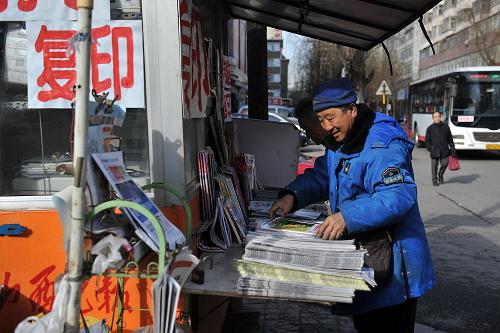 2月27日,在太原市羊市街一家報(bào)刊亭,一名報(bào)販在整理報(bào)紙。近年來(lái),隨著互聯(lián)網(wǎng)的發(fā)展,人們的閱讀習(xí)慣悄然發(fā)生改變,去報(bào)刊亭買(mǎi)報(bào)紙、雜志逐漸被用手機(jī)、平板電腦看新聞取代,報(bào)刊亭生存日益窘迫,數(shù)量萎縮。據(jù)了解,太原市報(bào)刊亭最多時(shí)有273家散落在城市的大街小巷,目前只有不到百家報(bào)刊亭還在堅(jiān)持。新華社記者 詹彥 攝