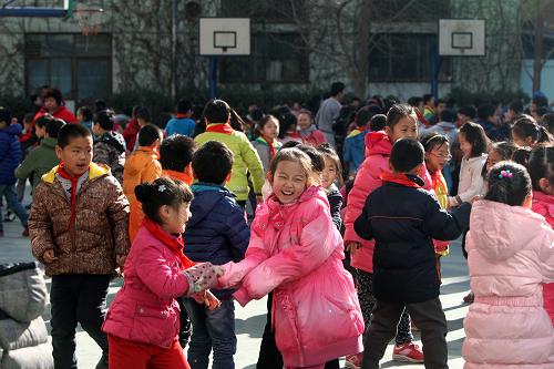 2月27日,北京市東城區(qū)校尉胡同小學的學生們在操場上做游戲。當日,在空氣重污染預警持續(xù)生效156個小時后,北京迎來久違的藍天??諝庵匚廴境壬A警解除,中小學生們紛紛走出教室,開展戶外體育鍛煉。新華社發(fā)(周良 攝)