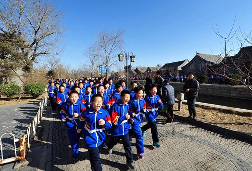 2月27日,北京市第五中學分校的學生們沿著玉河岸邊跑步。新華社發(fā)(周良 攝)