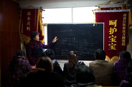 南昌市巾幗家政服務(wù)中心的服務(wù)人員正在上課(2月21日攝)。新華社記者 胡晨歡 攝