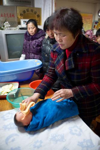 南昌市巾幗家政服務(wù)中心的工作人員在給員工培訓(xùn)嬰兒護理知識(2月21日攝)。新華社記者 胡晨歡 攝
