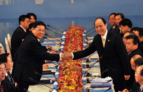 2月27日,海峽兩岸關(guān)系協(xié)會(huì)會(huì)長(zhǎng)陳德銘與臺(tái)灣海峽交流基金會(huì)董事長(zhǎng)林中森在臺(tái)北舉行兩會(huì)恢復(fù)協(xié)商以來(lái)的第十次會(huì)談。雙方簽署《海峽兩岸氣象合作協(xié)議》與《海峽兩岸地震監(jiān)測(cè)合作協(xié)議》,就兩會(huì)協(xié)商的有關(guān)事項(xiàng)交換了意見,并確定了兩會(huì)下一次會(huì)談議題。這是陳德銘(左)和林中森(右)在會(huì)談開始前握手。新華社記者 黃曉勇 攝