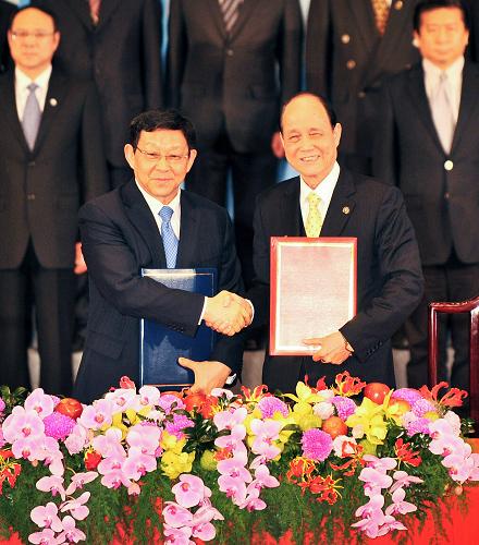 2月27日,海峽兩岸關(guān)系協(xié)會(huì)會(huì)長(zhǎng)陳德銘與臺(tái)灣海峽交流基金會(huì)董事長(zhǎng)林中森在臺(tái)北舉行兩會(huì)恢復(fù)協(xié)商以來(lái)的第十次會(huì)談。雙方簽署《海峽兩岸氣象合作協(xié)議》與《海峽兩岸地震監(jiān)測(cè)合作協(xié)議》,就兩會(huì)協(xié)商的有關(guān)事項(xiàng)交換了意見,并確定了兩會(huì)下一次會(huì)談議題。這是陳德銘(左)與林中森在簽署協(xié)議后握手。新華社記者 黃曉勇 攝